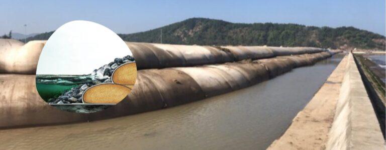 Hệ thống bơm đang nạp cát vào ống địa kỹ thuật Geotube để tạo thành khối đê vững chắc